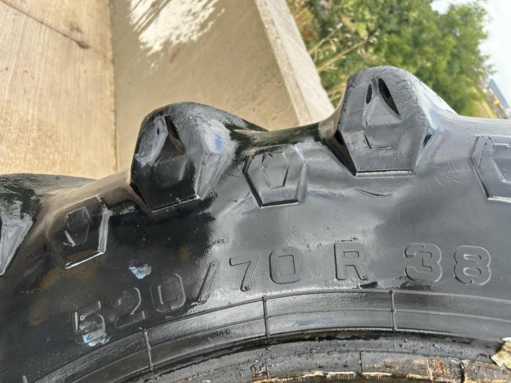 Tires PIRELLI 520/70R38 — photo 4