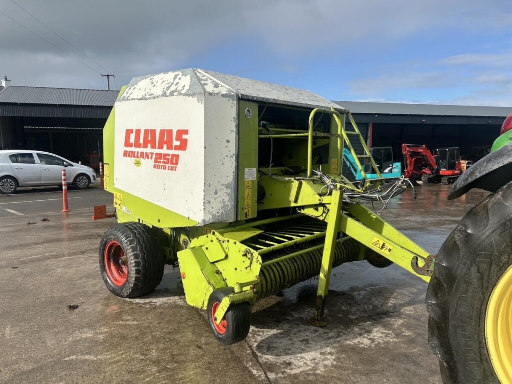 2001 CLAAS ROLLANT 250 — photo 2