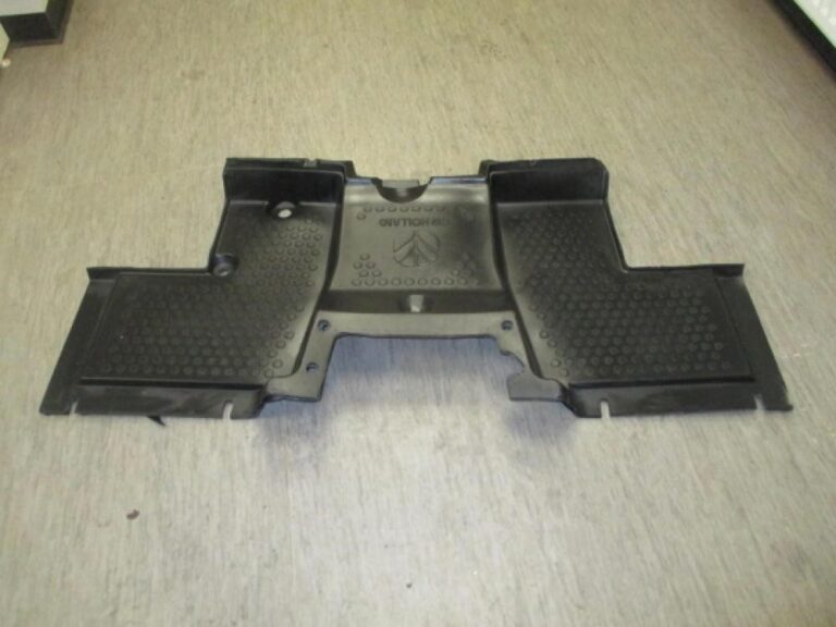 2025 Hitch NEW HOLLAND FIAT FLOOR MATT — photo 3