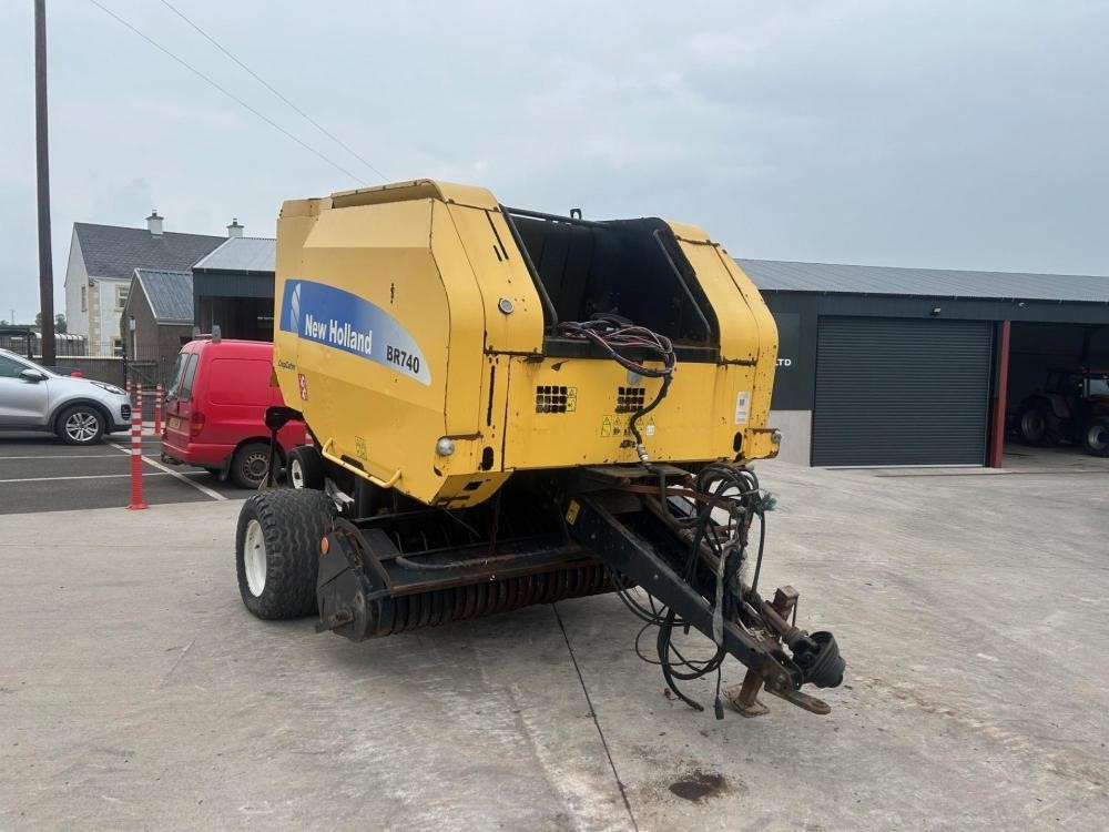 2005 NEW HOLLAND BR740 — photo 2